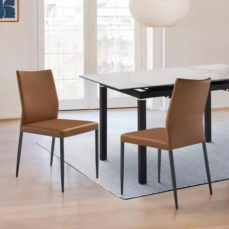 Sedia da pranzo imbottita in similpelle marrone con gambe in metallo nero, confezione da 2