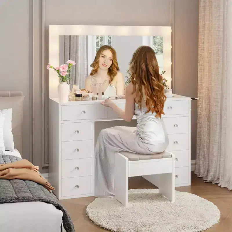 Toeletta con presa di corrente, toeletta con specchio e 12 luci, 3 modalità di illuminazione, piano in vetro, tavolo da trucco per camera da letto
