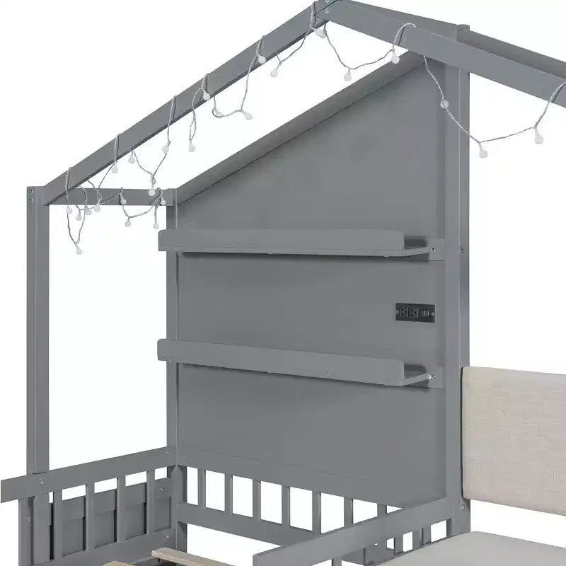 Letto a capanna singolo con divano imbottito, struttura in legno con stazione di ricarica, ricarica wireless, ripiani e cassetti