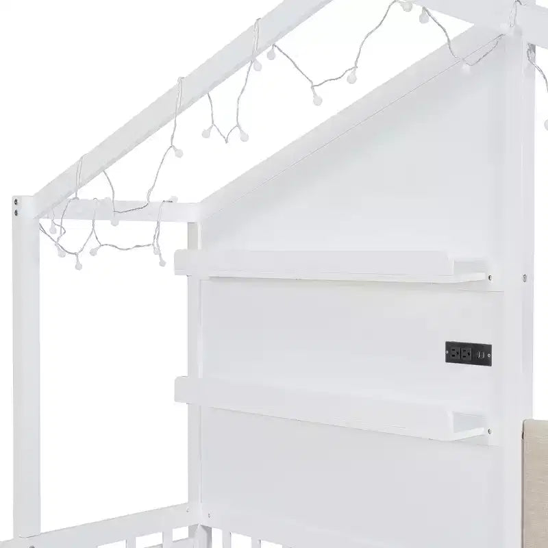 Letto a capanna singolo con divano imbottito, struttura in legno con stazione di ricarica, ricarica wireless, ripiani e cassetti