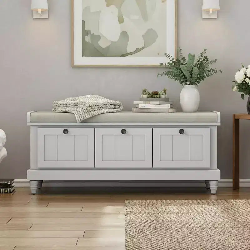 Classica panca per scarpe da ingresso con parte superiore imbottita e tre cassetti